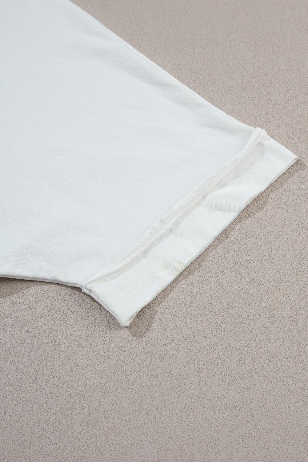 Witte MAMA T-shirt met chenille patches en ronde hals - PrizQ