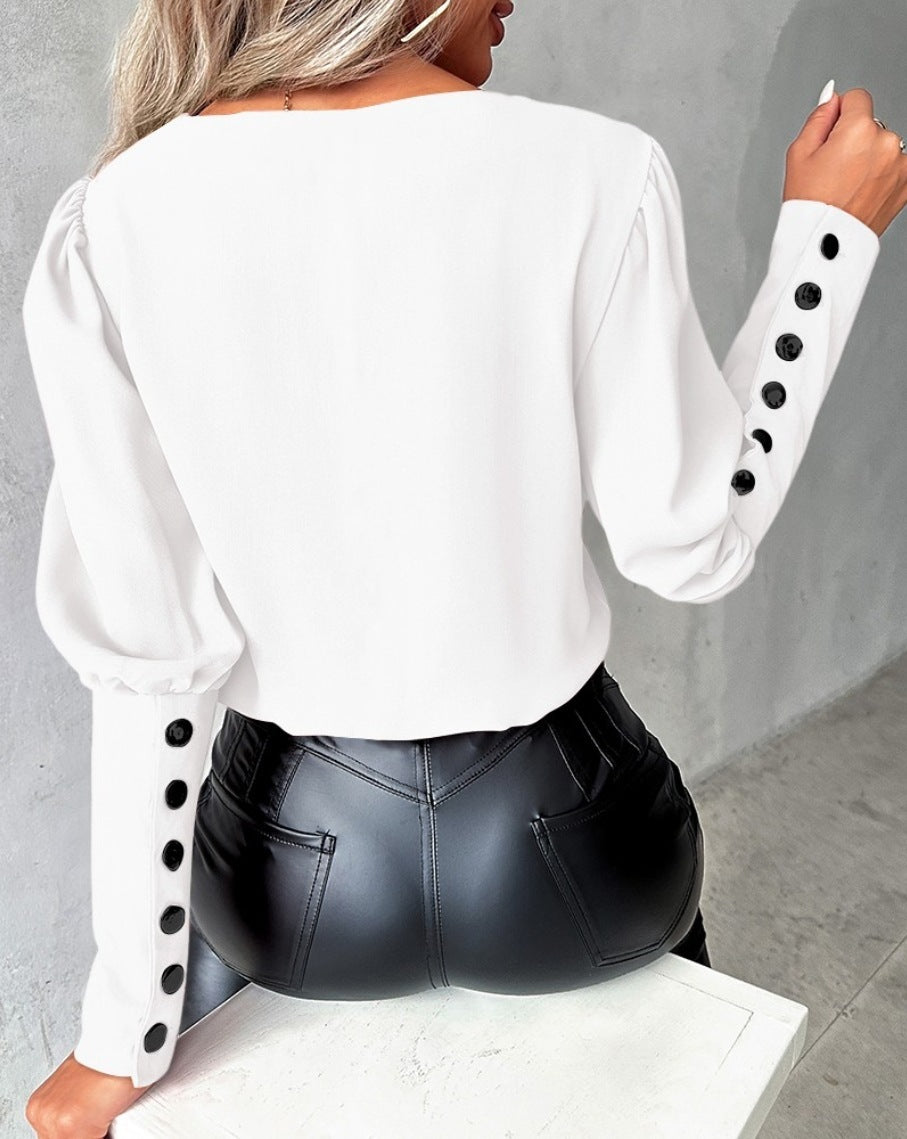 Modieuze V-hals blouse met lange mouwen en knoopdetails - PrizQ