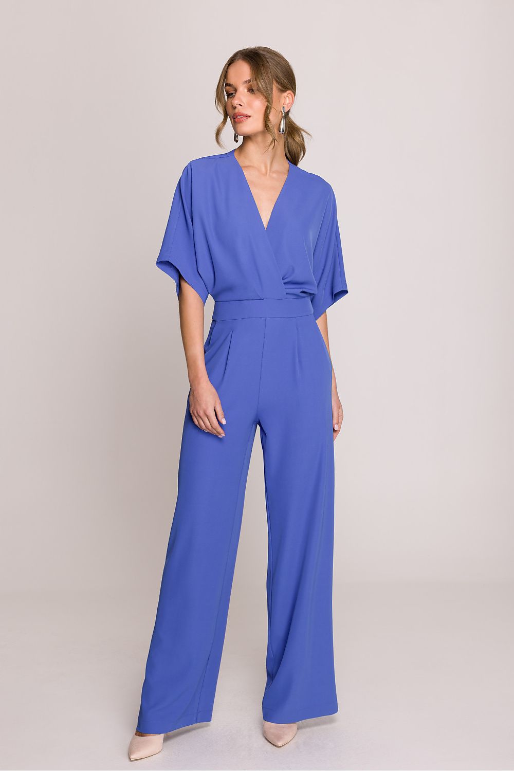 Elegant damesbroekpak met wikkeltop en V-hals – Model 209121 in blauw