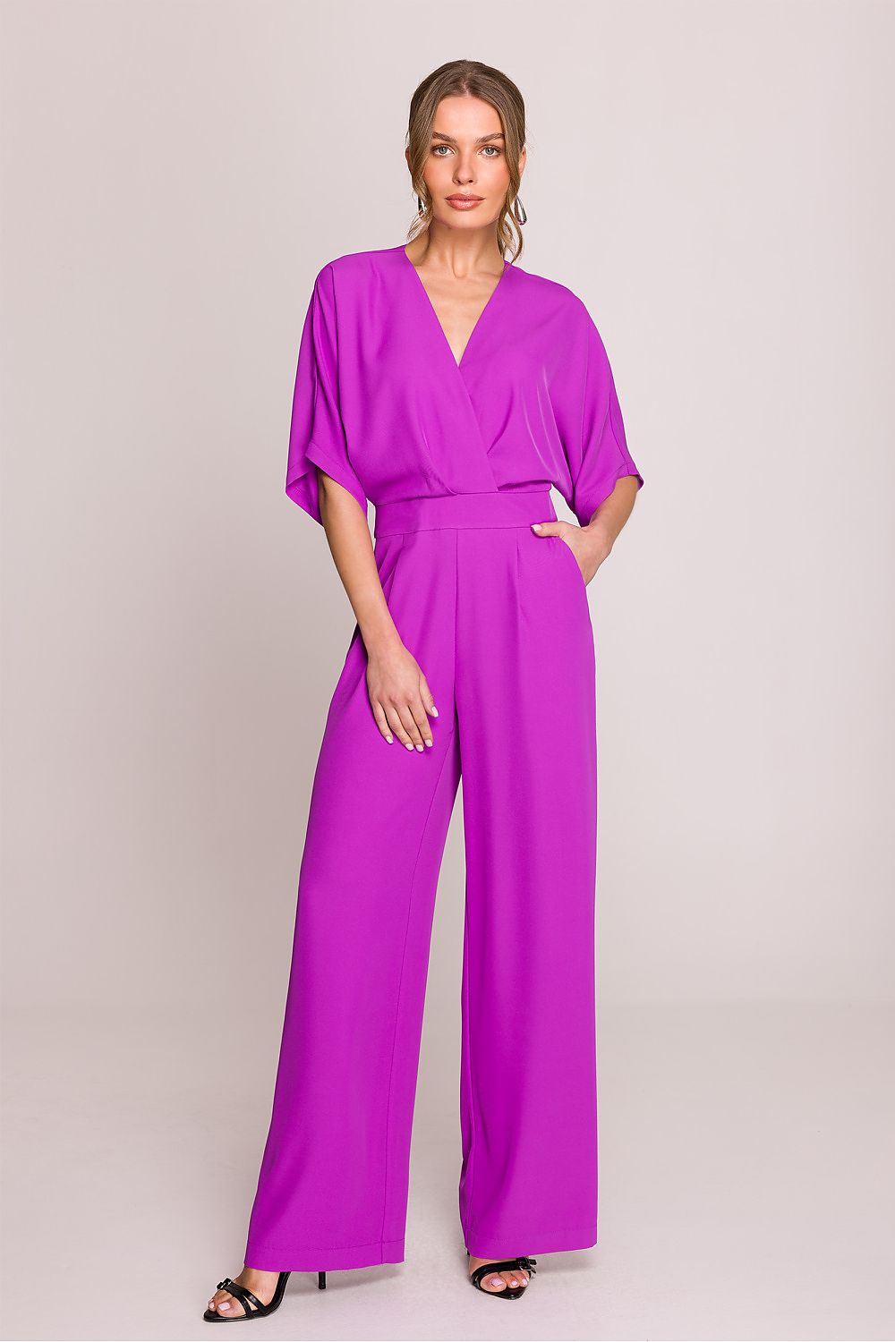 Elegant damesbroekpak met wikkeltop en V-hals – Model 209121 in violet
