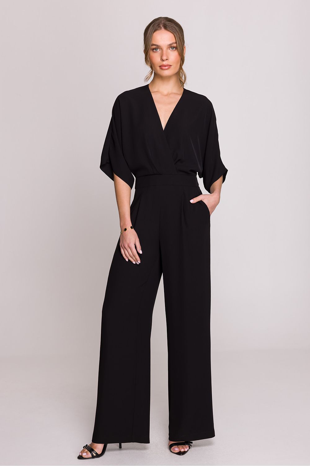 Elegant damesbroekpak met wikkeltop en V-hals – Model 209121 in zwart