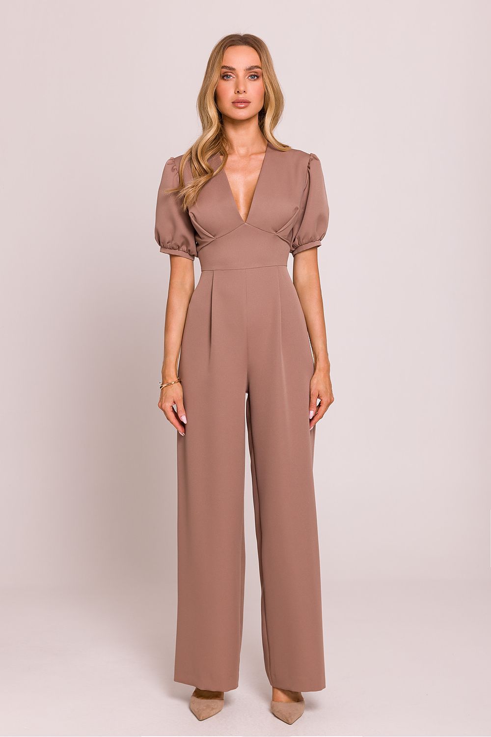Étoile Poise – Vrouwelijke jumpsuit met diepe V-hals, pofmouwen en uitlopende broekspijpen in elegante stijl.