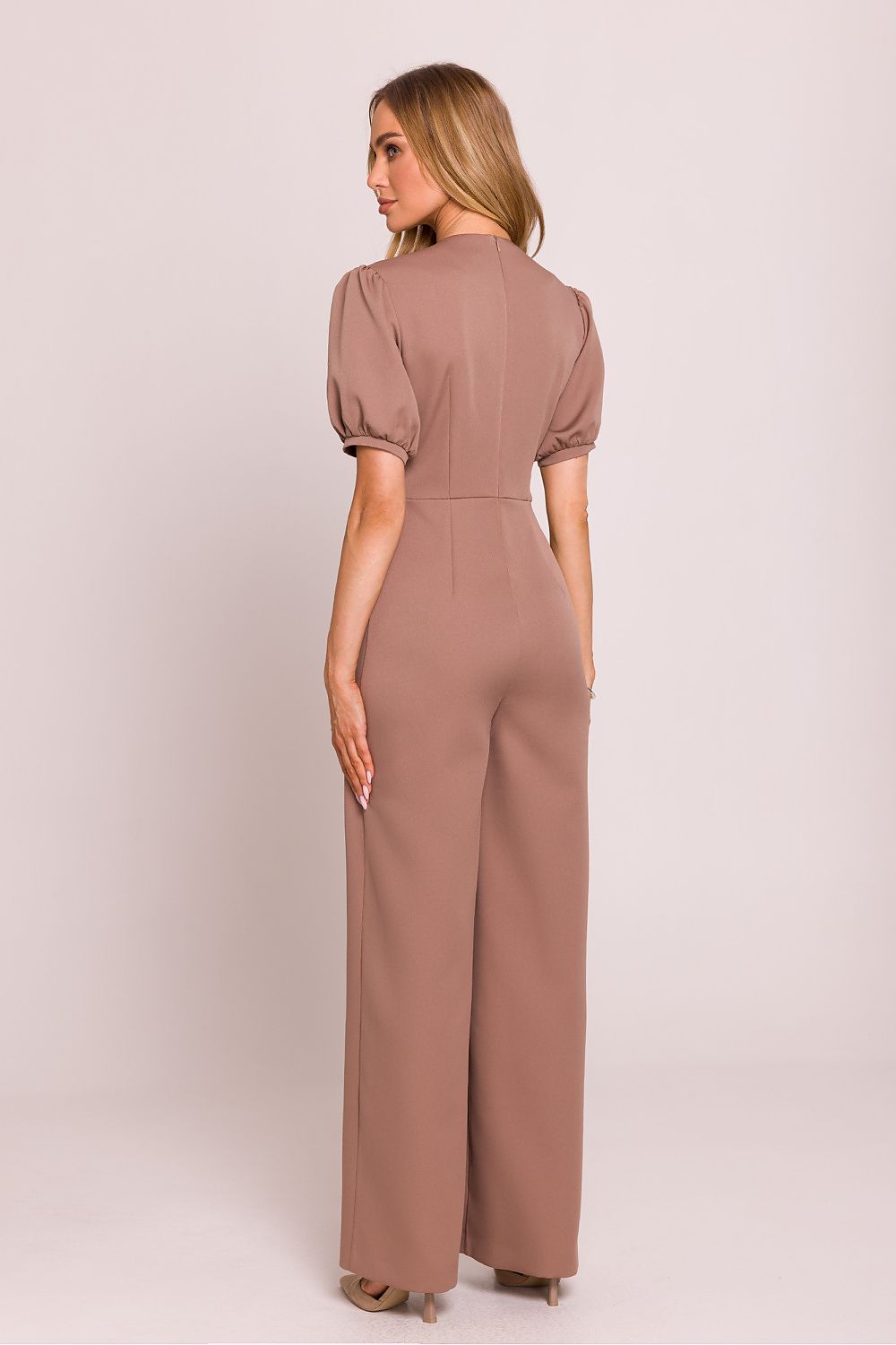 Étoile Poise – Vrouwelijke jumpsuit met diepe V-hals, pofmouwen en uitlopende broekspijpen in elegante stijl.