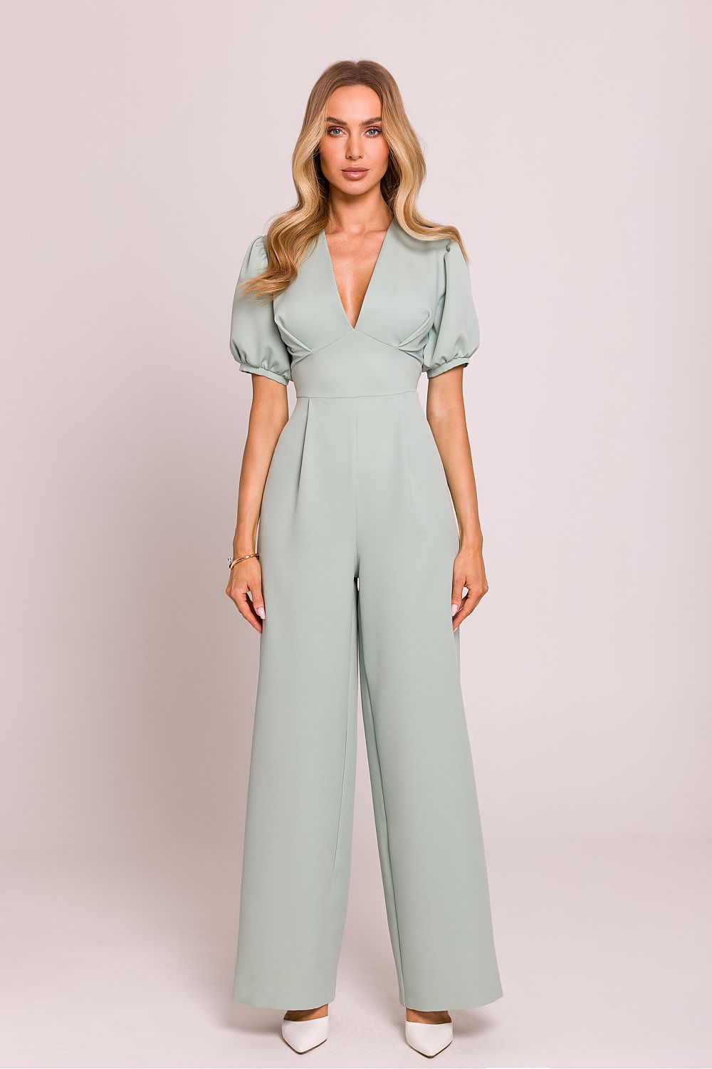 Étoile Poise – Vrouwelijke jumpsuit met diepe V-hals, pofmouwen en uitlopende broekspijpen in elegante stijl.