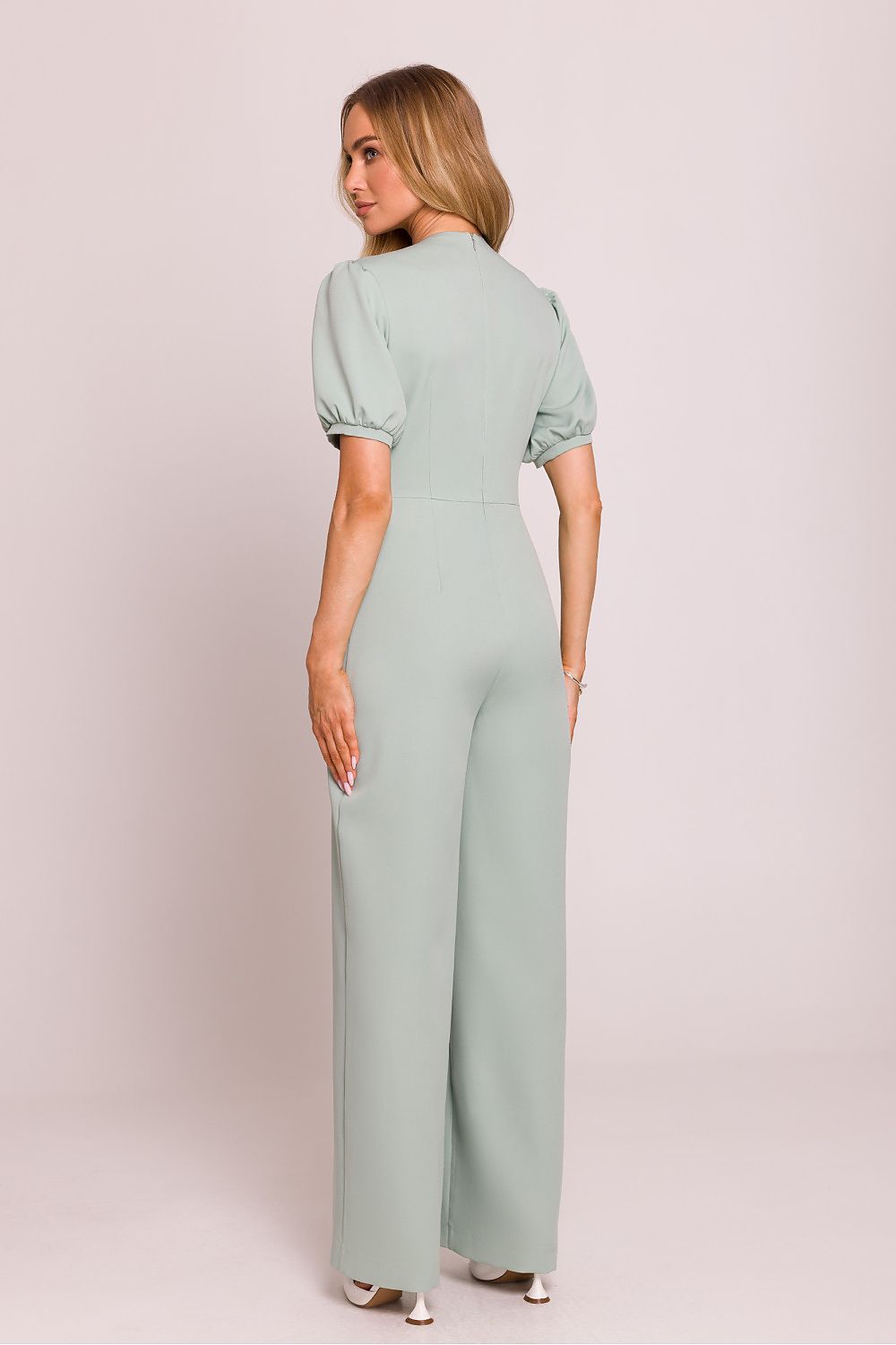 Étoile Poise – Vrouwelijke jumpsuit met diepe V-hals, pofmouwen en uitlopende broekspijpen in elegante stijl.