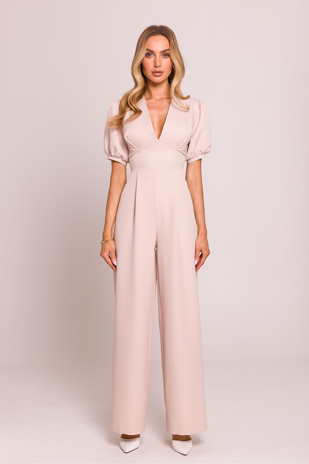 Étoile Poise – Vrouwelijke jumpsuit met diepe V-hals, pofmouwen en uitlopende broekspijpen in elegante stijl.