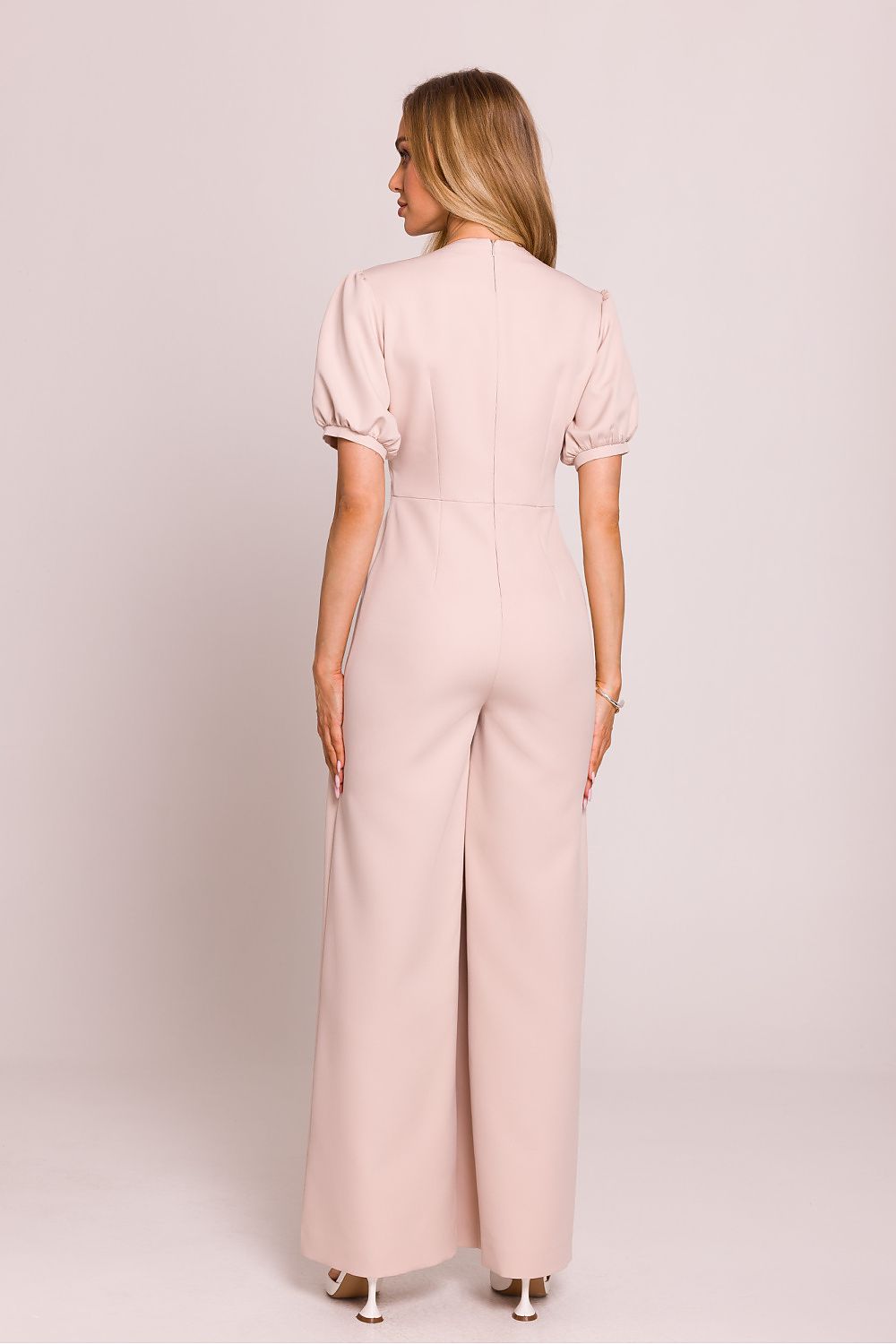 Étoile Poise – Vrouwelijke jumpsuit met diepe V-hals, pofmouwen en uitlopende broekspijpen in elegante stijl.