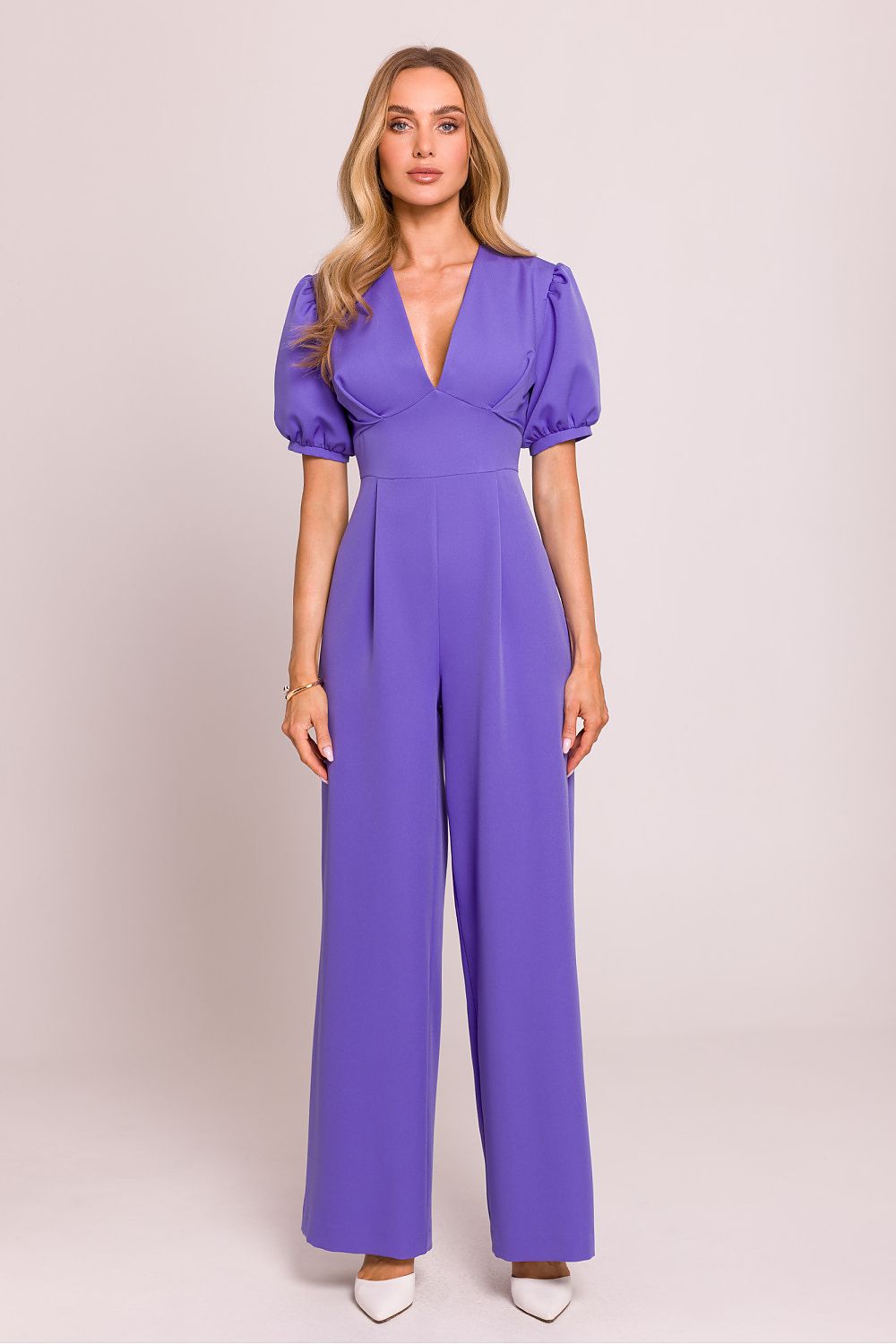 Étoile Poise – Vrouwelijke jumpsuit met diepe V-hals, pofmouwen en uitlopende broekspijpen in elegante stijl.