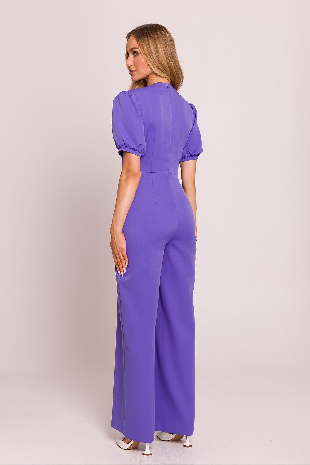 Étoile Poise – Vrouwelijke jumpsuit met diepe V-hals, pofmouwen en uitlopende broekspijpen in elegante stijl.