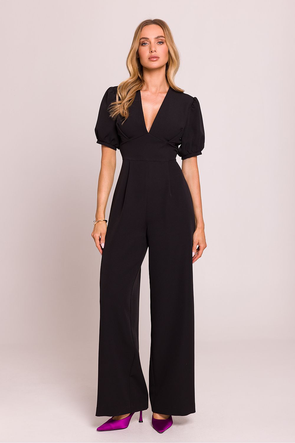 Étoile Poise – Vrouwelijke jumpsuit met diepe V-hals, pofmouwen en uitlopende broekspijpen in elegante stijl.