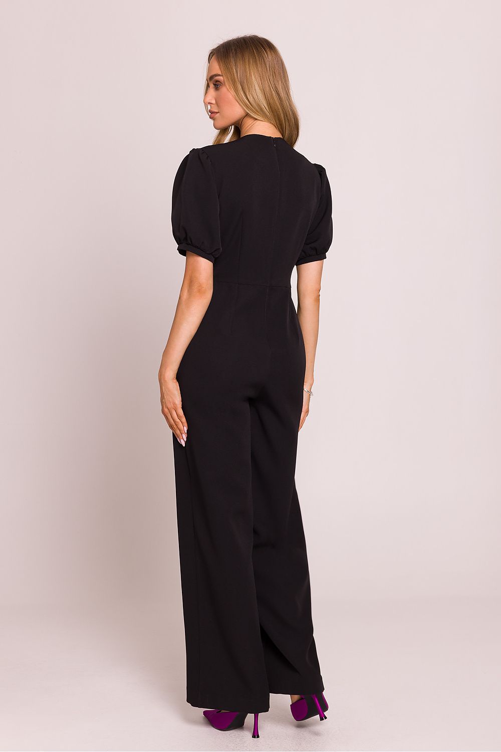 Étoile Poise – Vrouwelijke jumpsuit met diepe V-hals, pofmouwen en uitlopende broekspijpen in elegante stijl.