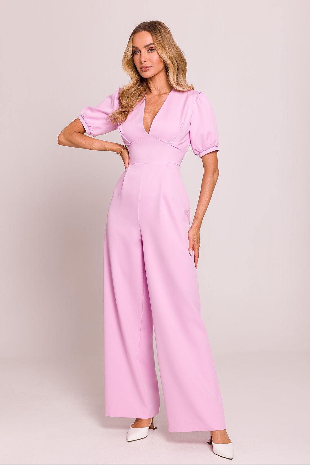 Étoile Poise – Vrouwelijke jumpsuit met diepe V-hals, pofmouwen en uitlopende broekspijpen in elegante stijl.