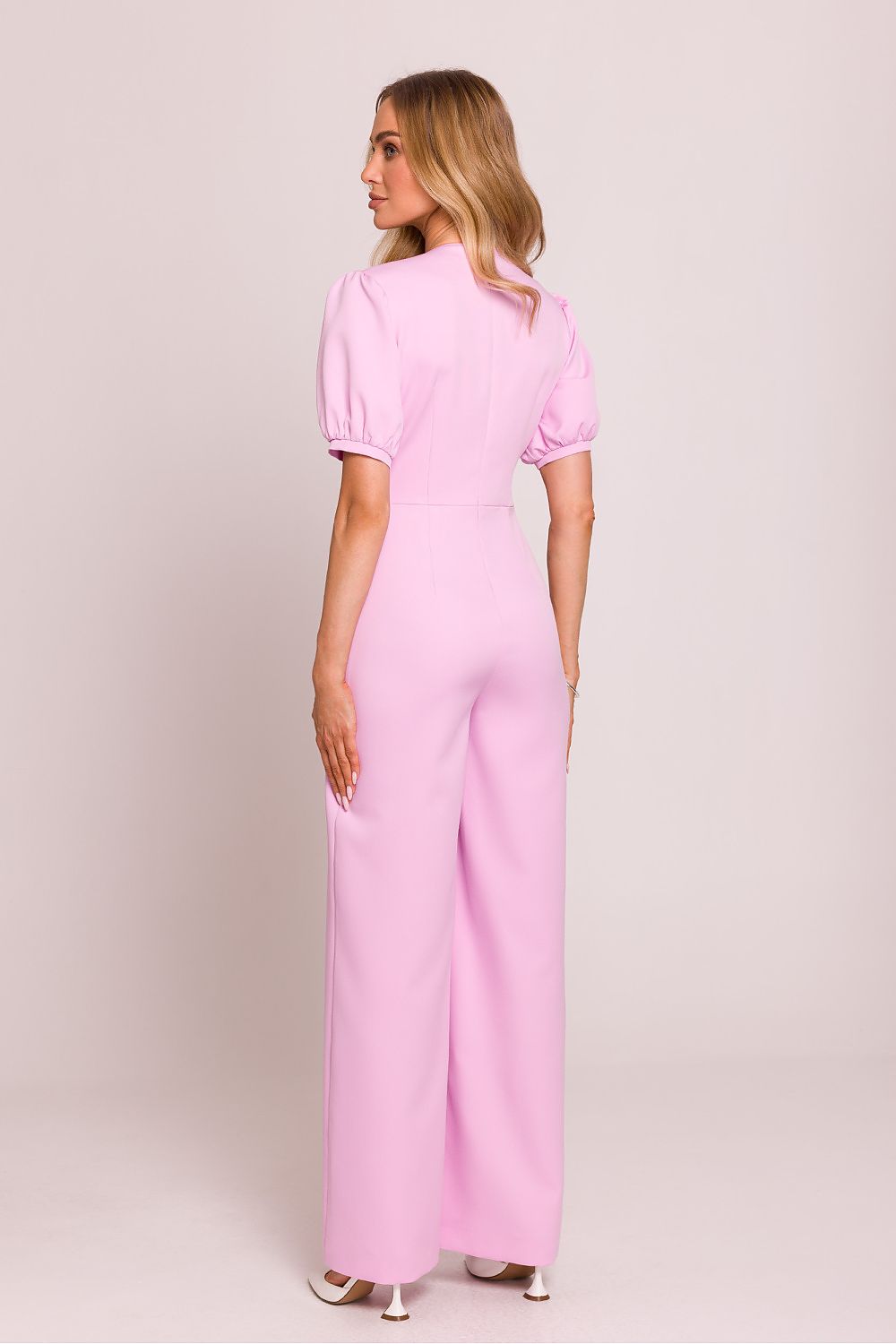 Étoile Poise – Vrouwelijke jumpsuit met diepe V-hals, pofmouwen en uitlopende broekspijpen in elegante stijl.