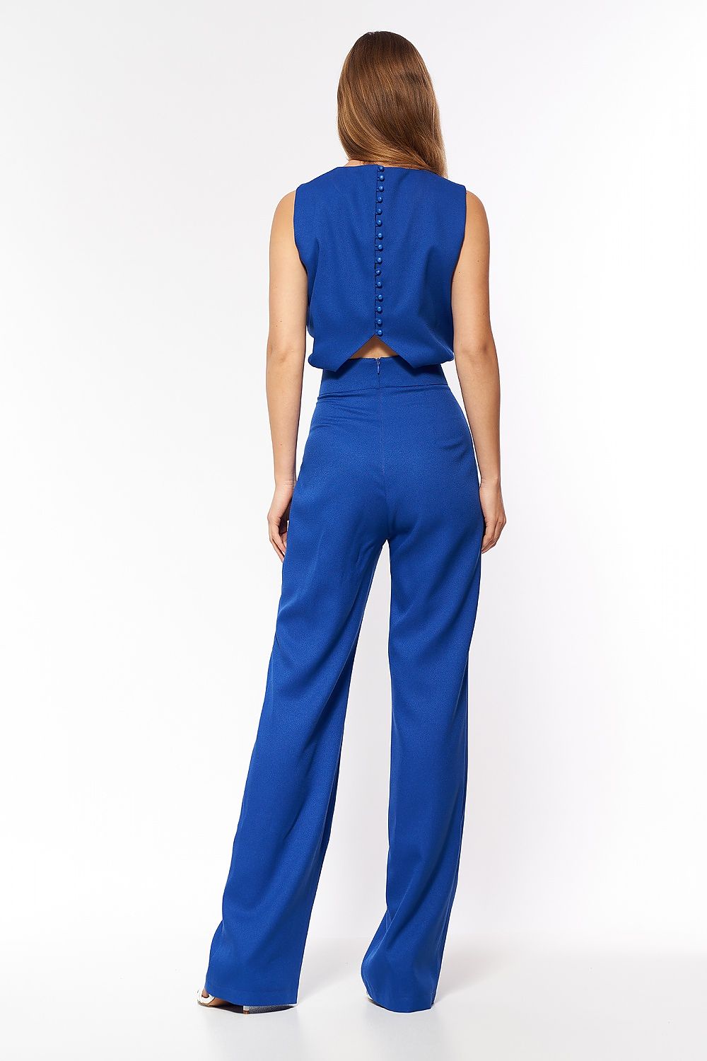 Elegante jumpsuit met rechte pijpen, subtiele knopen en een licht blootgelegde rug β ideaal voor een stijlvolle avondoutfit met naaldhakken.