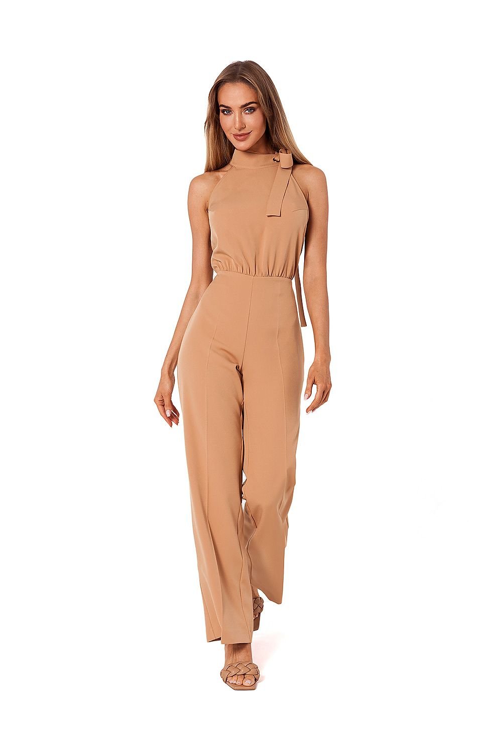 Halter-Neck Elegance Trousersuit met stropdas en steekzakken – front view.
