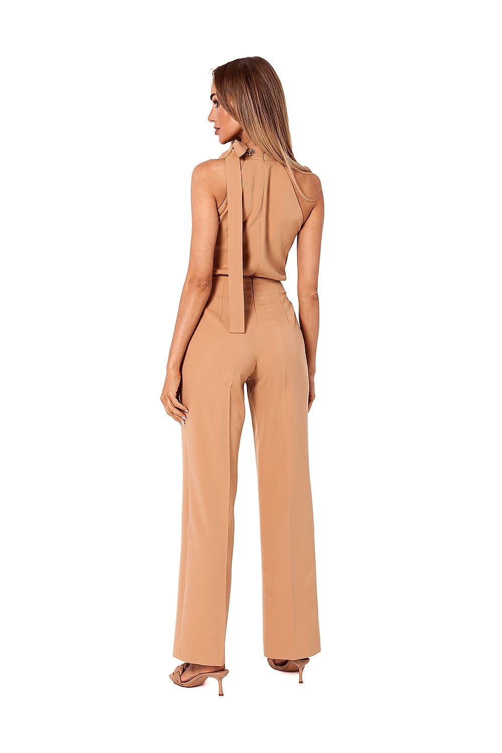 Halter-Neck Elegance Trousersuit met stropdas en steekzakken – front view.