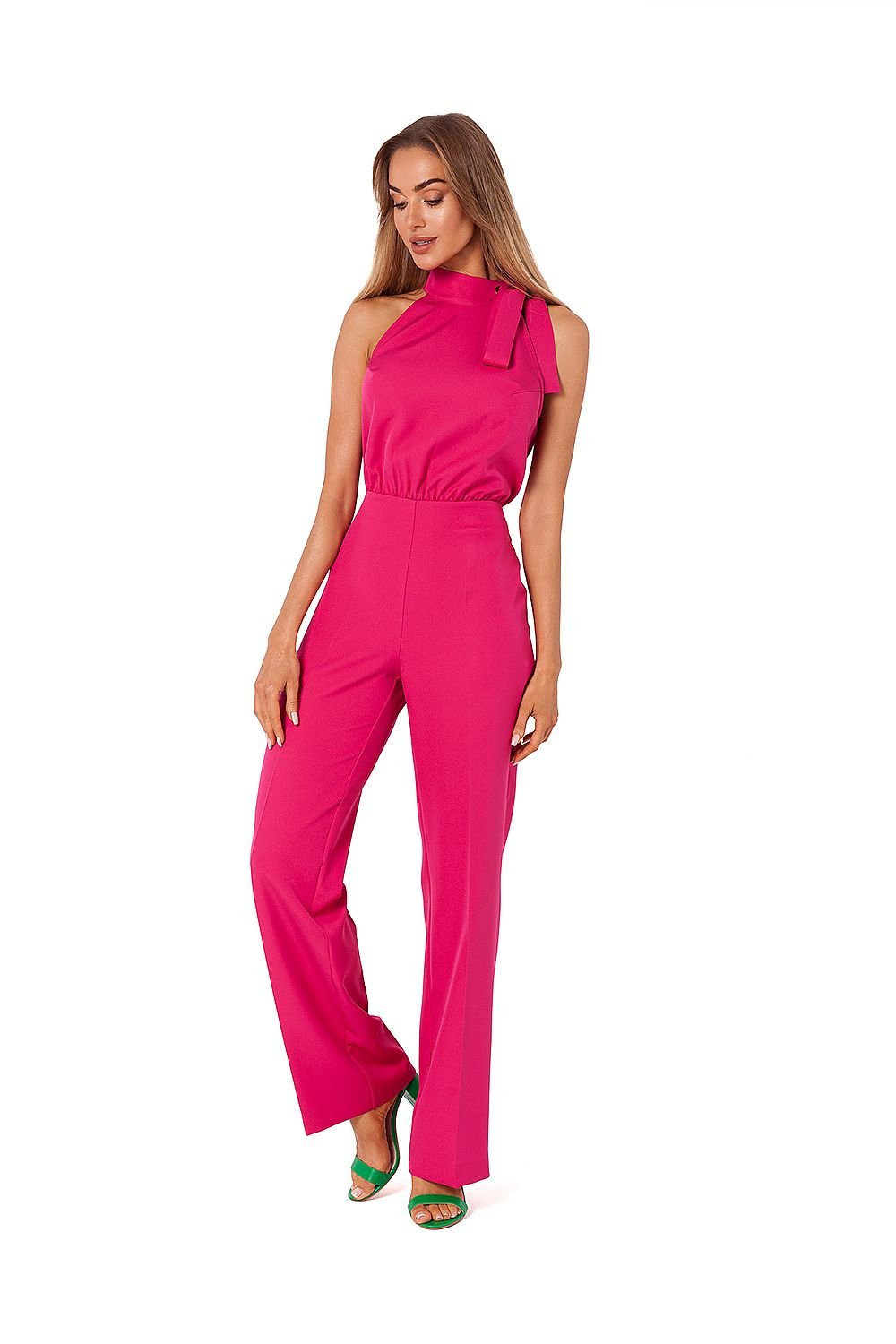 Halter-Neck Elegance Trousersuit met stropdas en steekzakken – front view.