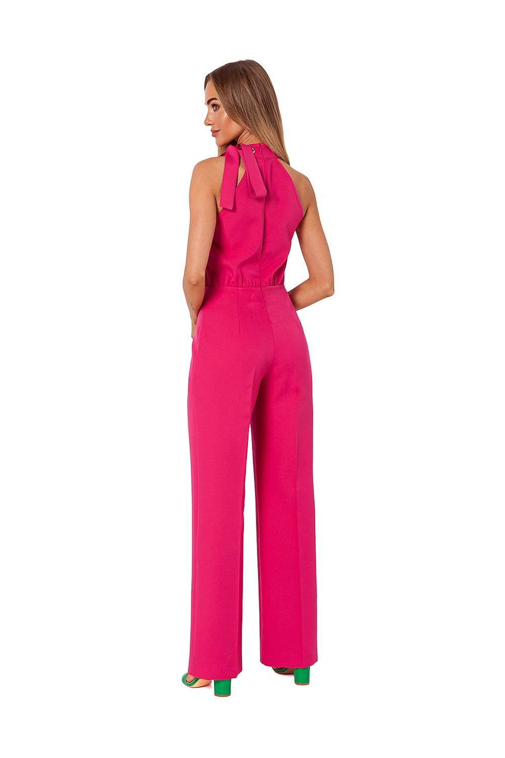 Halter-Neck Elegance Trousersuit met stropdas en steekzakken – front view.