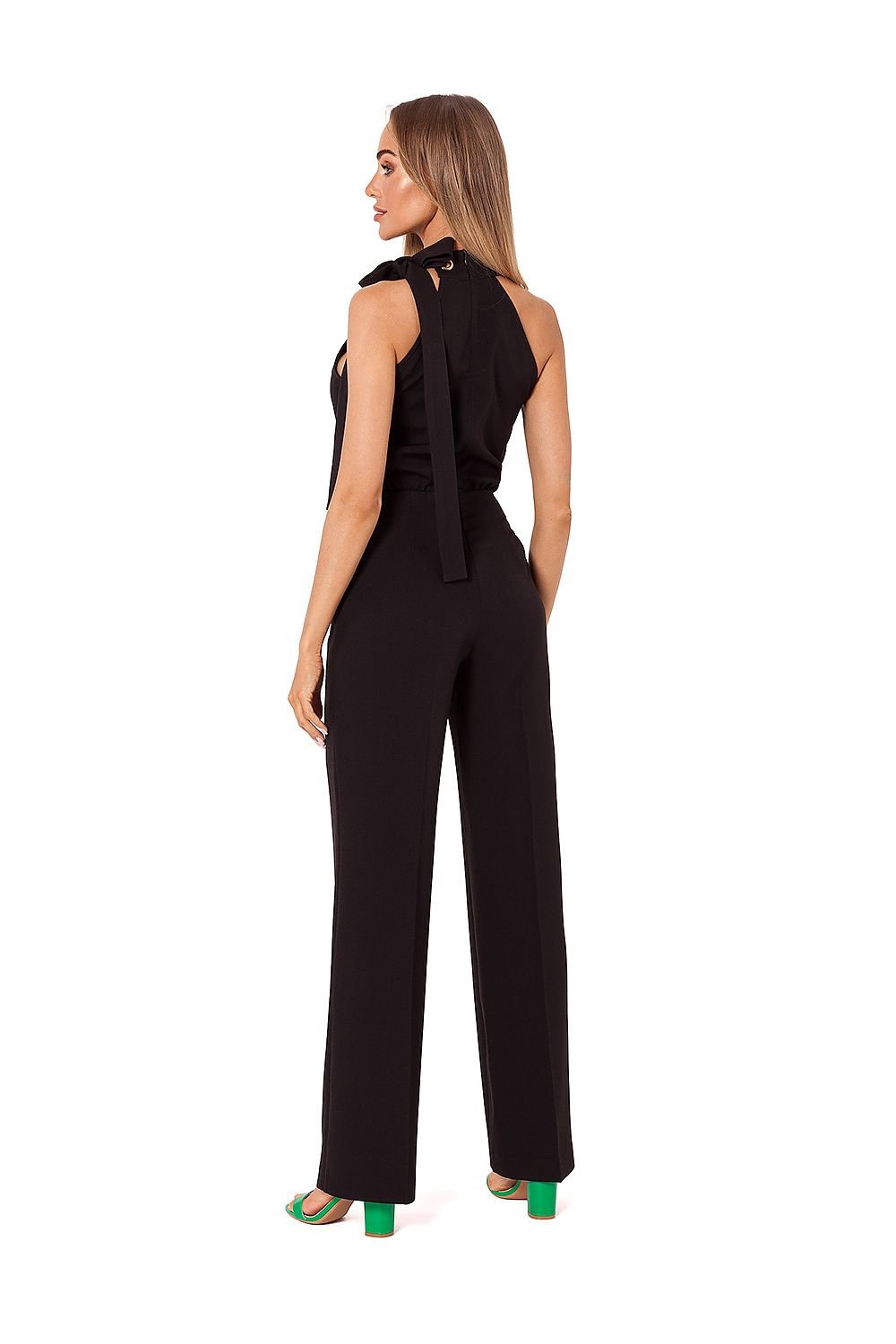 Halter-Neck Elegance Trousersuit met stropdas en steekzakken – front view.