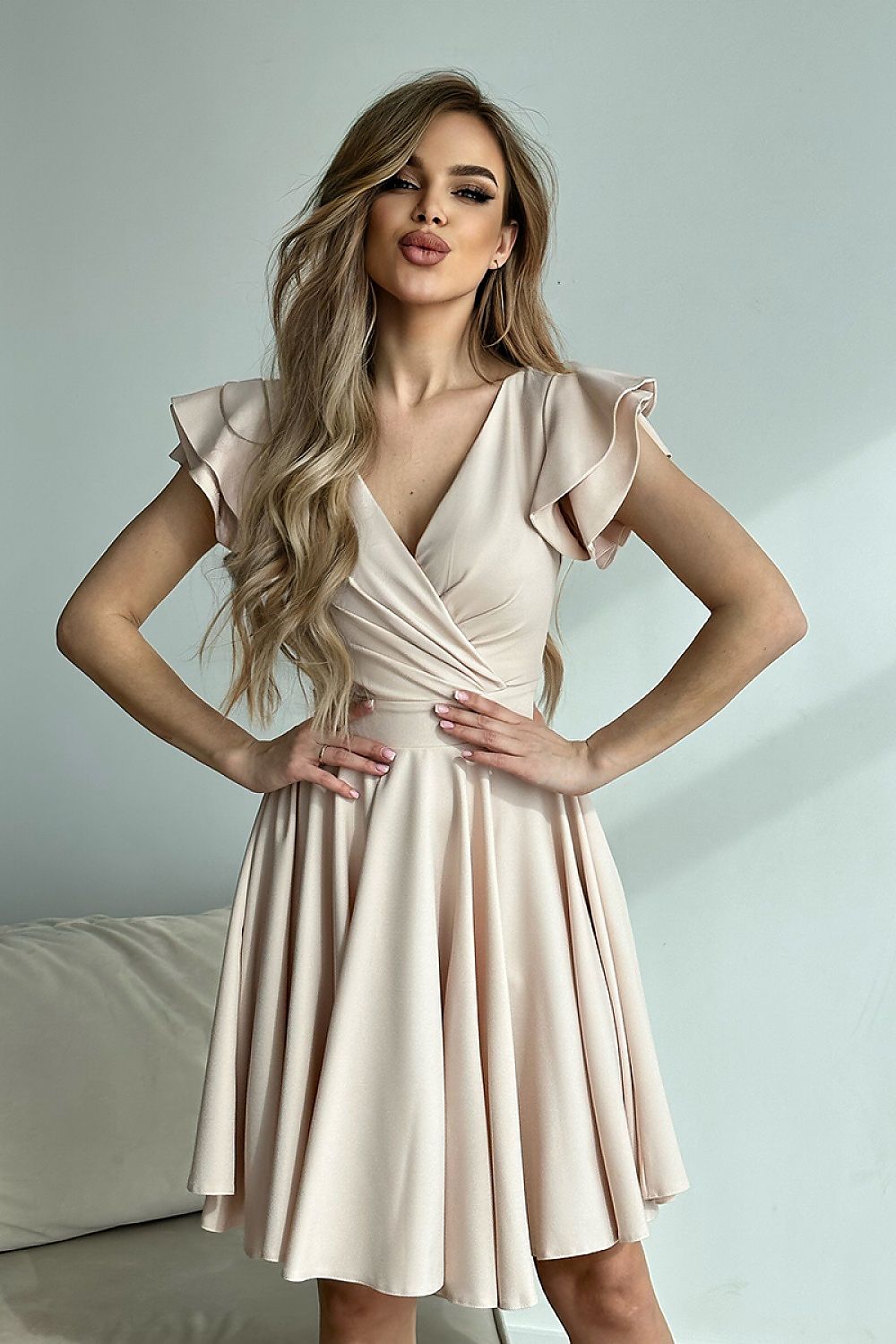Vrouw in Ruffle Charm taillejurk met ruches aan de mouwen – elegante meisjesachtige jurk
