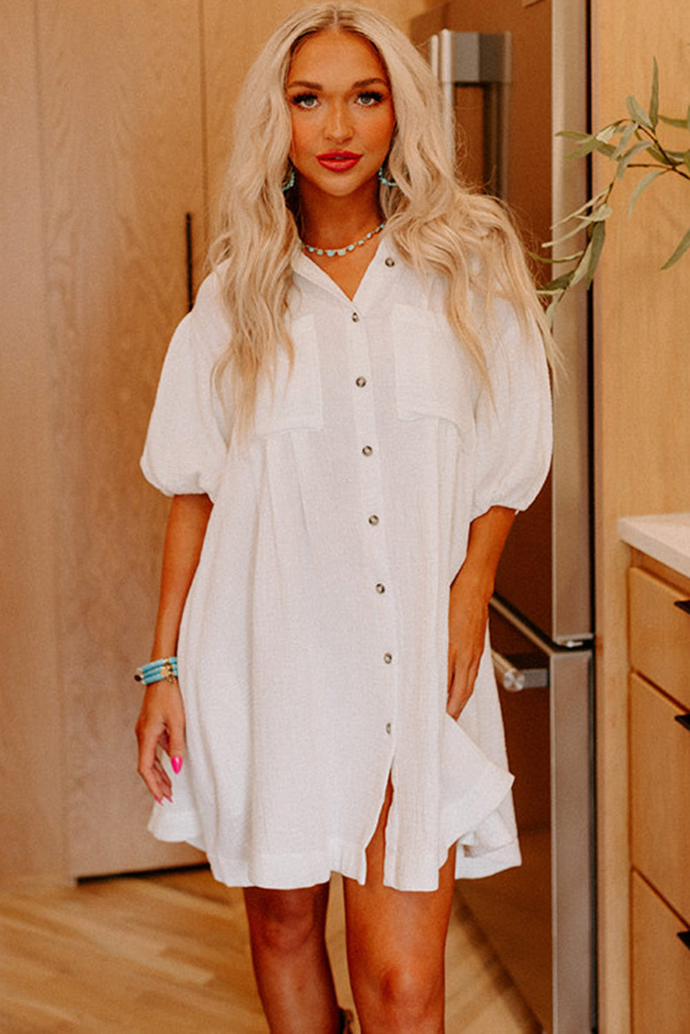 Witte mini-jurk met knoopsluiting en halve pofmouwen - PrizQ