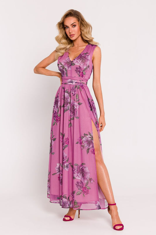 Model draagt Summer Muse chiffon zomerjurk met hoge split en diepe V-hals in luchtige, elegante stijl.