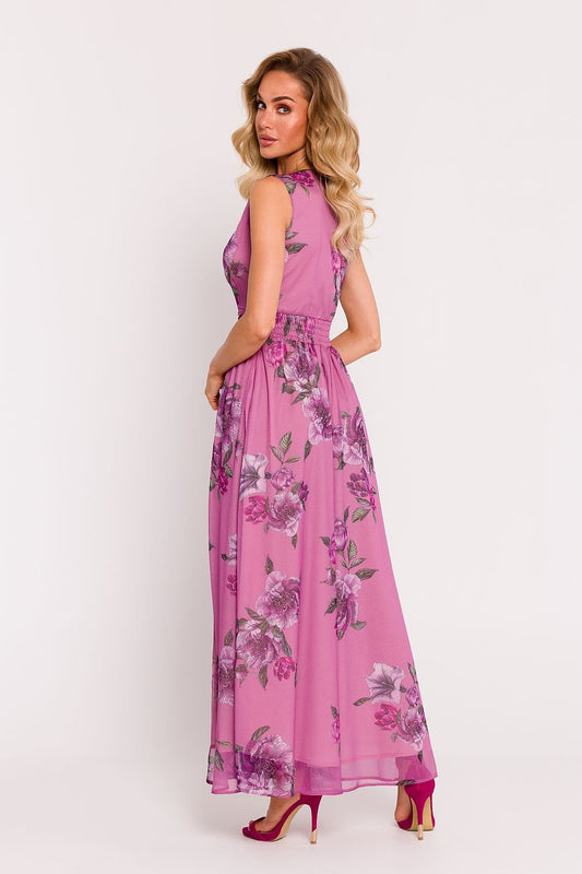Model draagt Summer Muse chiffon zomerjurk met hoge split en diepe V-hals in luchtige, elegante stijl.