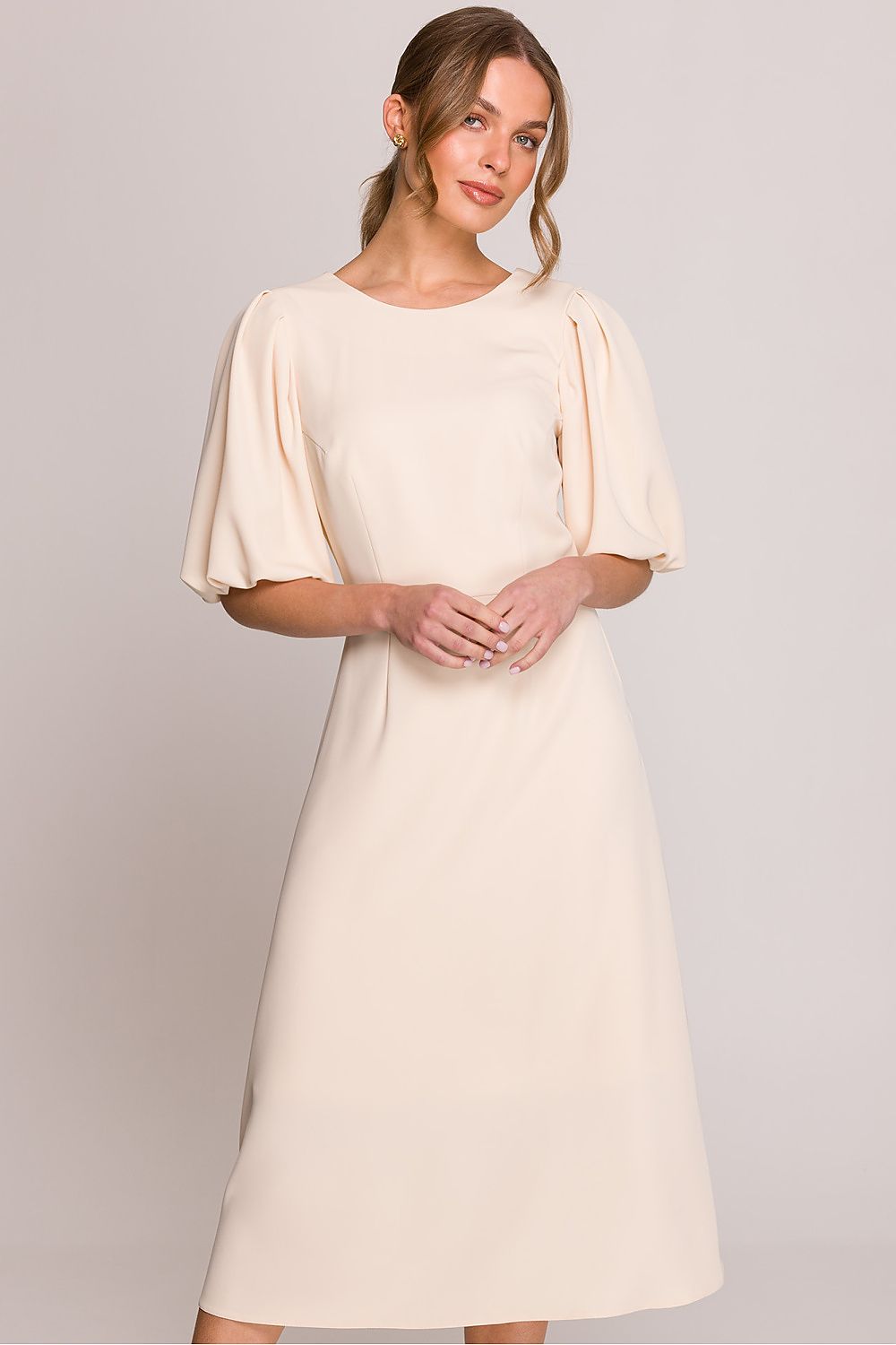 Belle Amara – romantische midi-jurk met pofmouwen, ronde halslijn en V-uitsnijding op de rug. Elegant en vrouwelijk ontwerp, gemaakt in Polen.