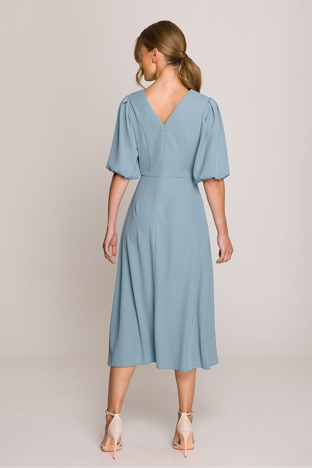Belle Amara – romantische midi-jurk met pofmouwen, ronde halslijn en V-uitsnijding op de rug. Elegant en vrouwelijk ontwerp, gemaakt in Polen.