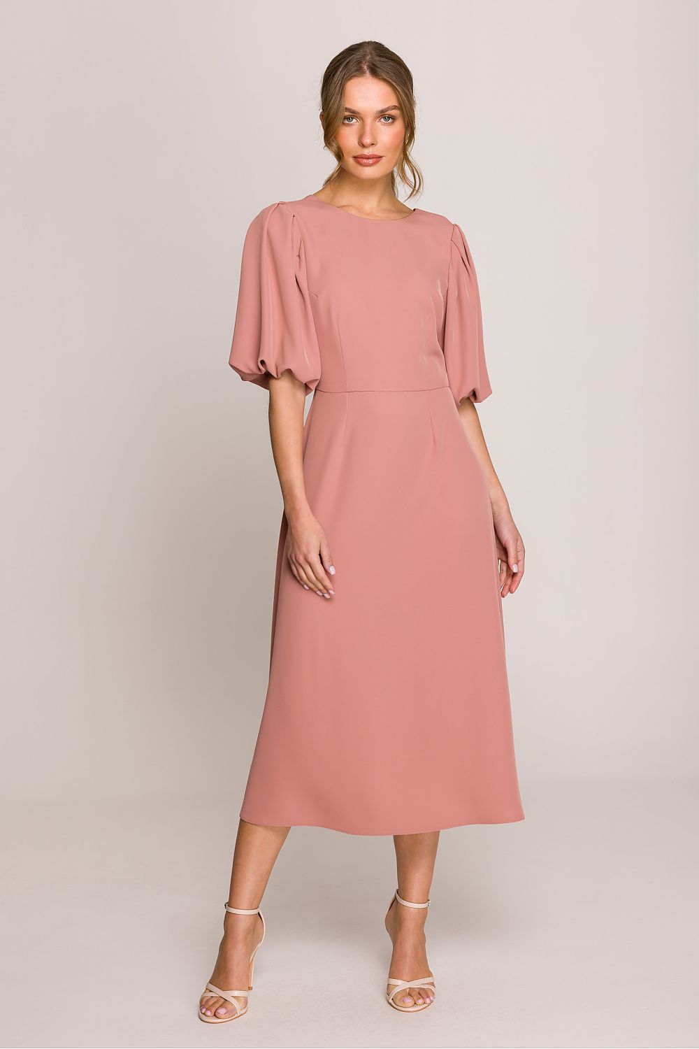 Belle Amara – romantische midi-jurk met pofmouwen, ronde halslijn en V-uitsnijding op de rug. Elegant en vrouwelijk ontwerp, gemaakt in Polen.