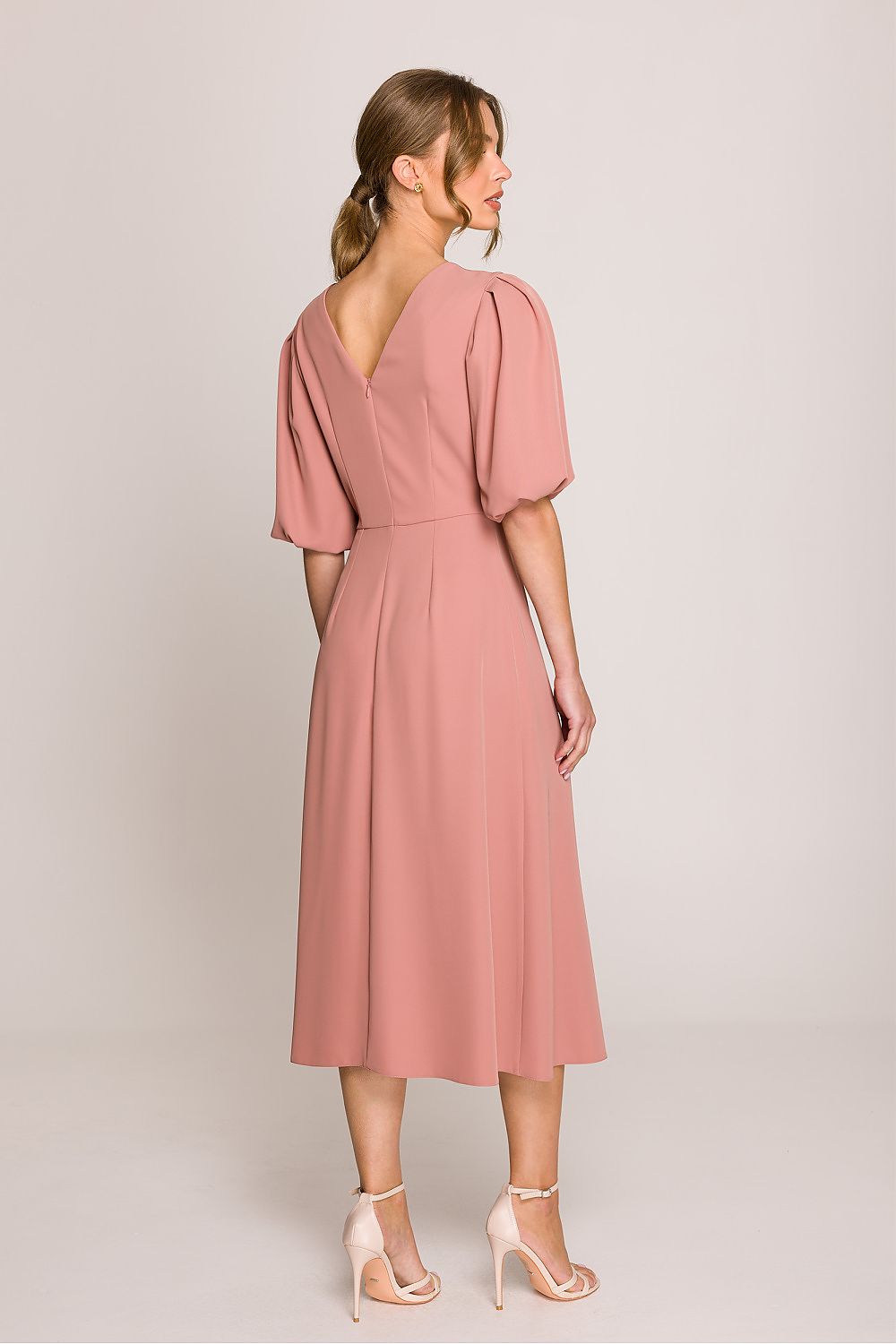 Belle Amara – romantische midi-jurk met pofmouwen, ronde halslijn en V-uitsnijding op de rug. Elegant en vrouwelijk ontwerp, gemaakt in Polen.