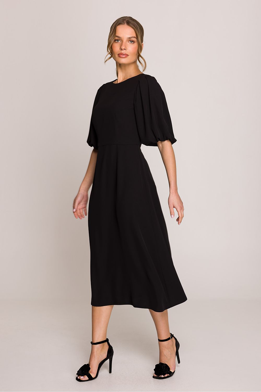 Belle Amara – romantische midi-jurk met pofmouwen, ronde halslijn en V-uitsnijding op de rug. Elegant en vrouwelijk ontwerp, gemaakt in Polen.