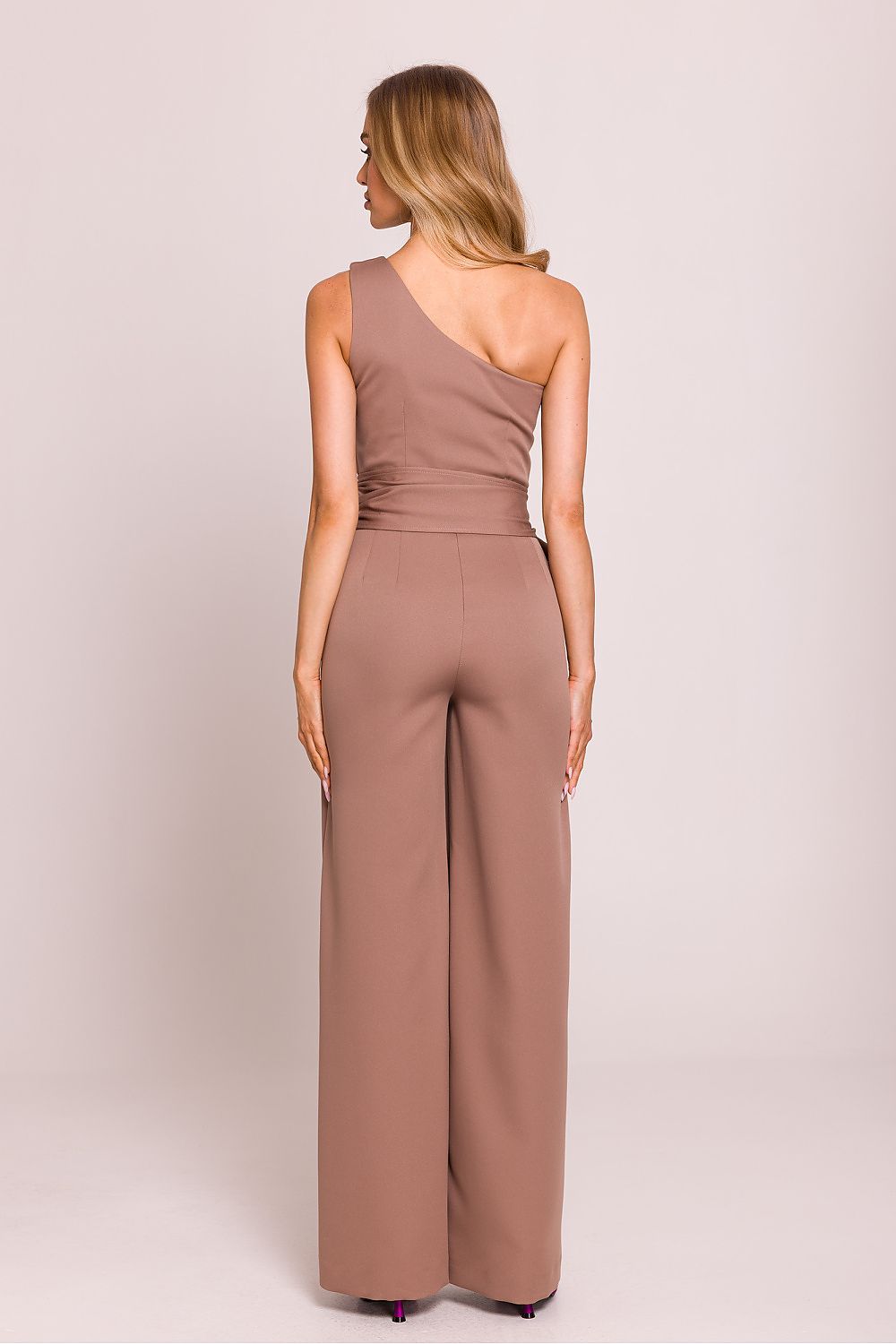 Elegante jumpsuit met verborgen zijrits en licht uitlopende broekspijpen