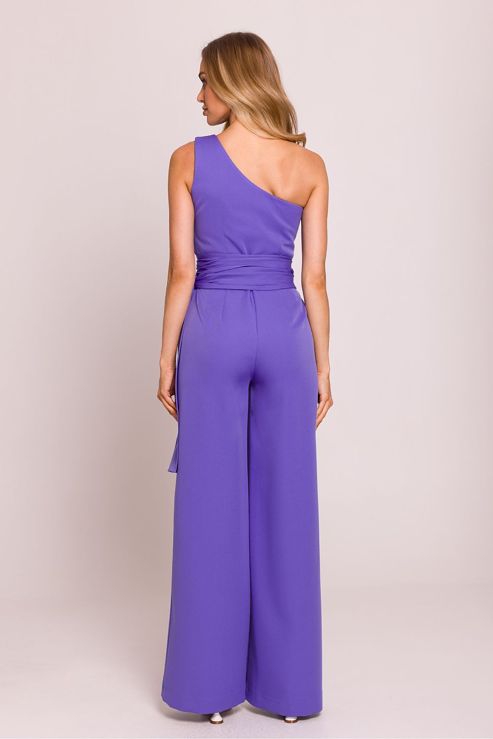 Elegante jumpsuit met verborgen zijrits en licht uitlopende broekspijpen
