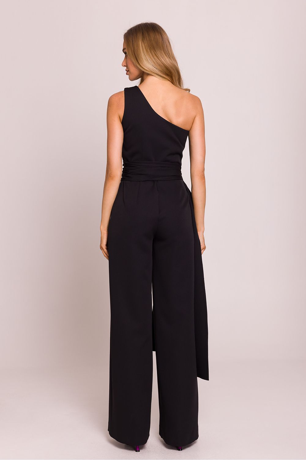 Elegante jumpsuit met verborgen zijrits en licht uitlopende broekspijpen