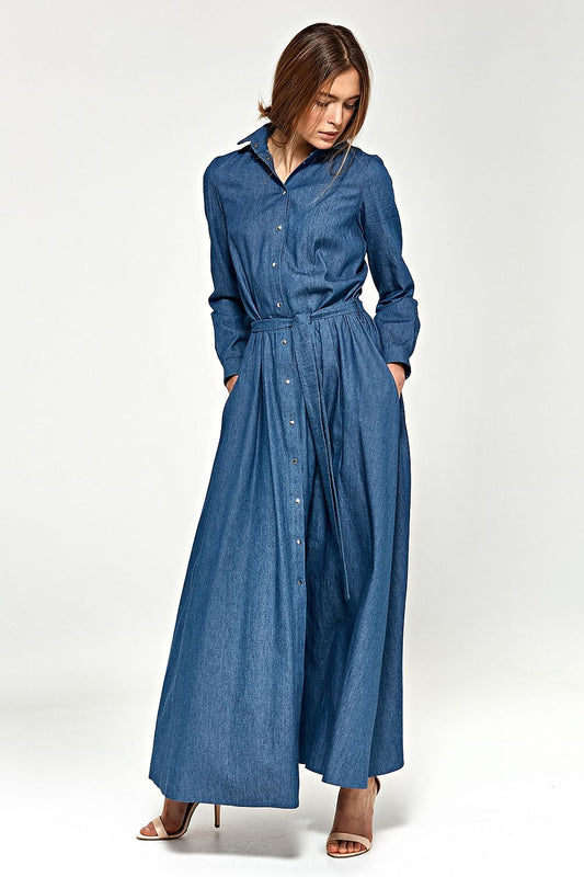 Model draagt de Spring Icon maxi overhemdjurk met ceintuur en lange mouwen – lenteoutfit in klassieke stijl.
