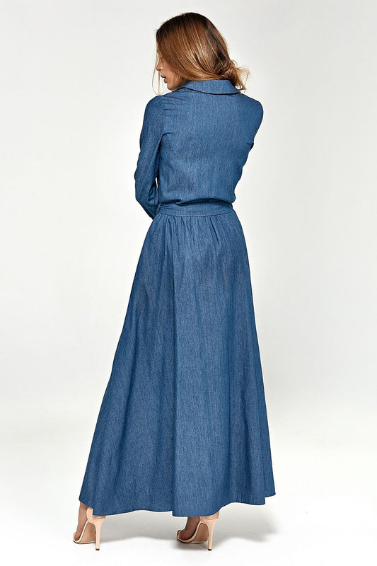 Model draagt de Spring Icon maxi overhemdjurk met ceintuur en lange mouwen – lenteoutfit in klassieke stijl.