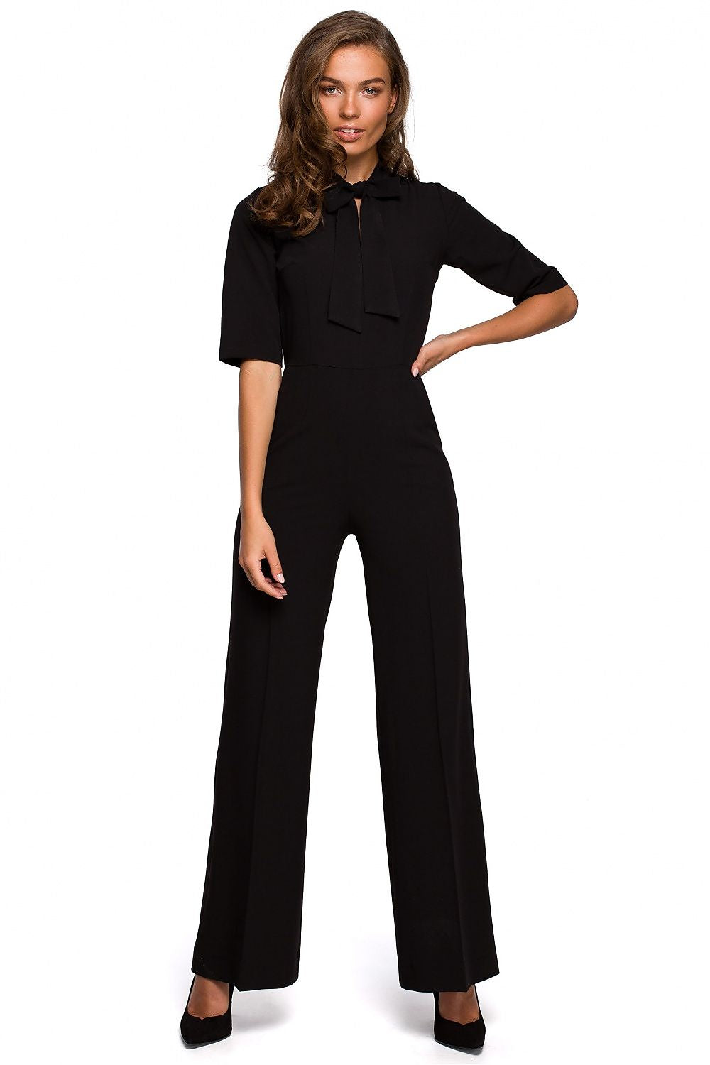 Zwarte jumpsuit met wijde broekspijpen en V-halsstrik – Stylove Modern Elegance collectie