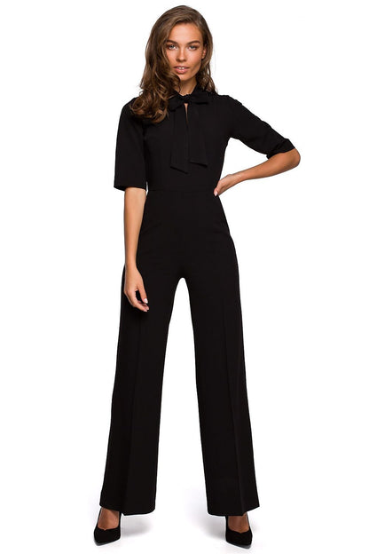 Zwarte jumpsuit met wijde broekspijpen en V-halsstrik – Stylove Modern Elegance collectie