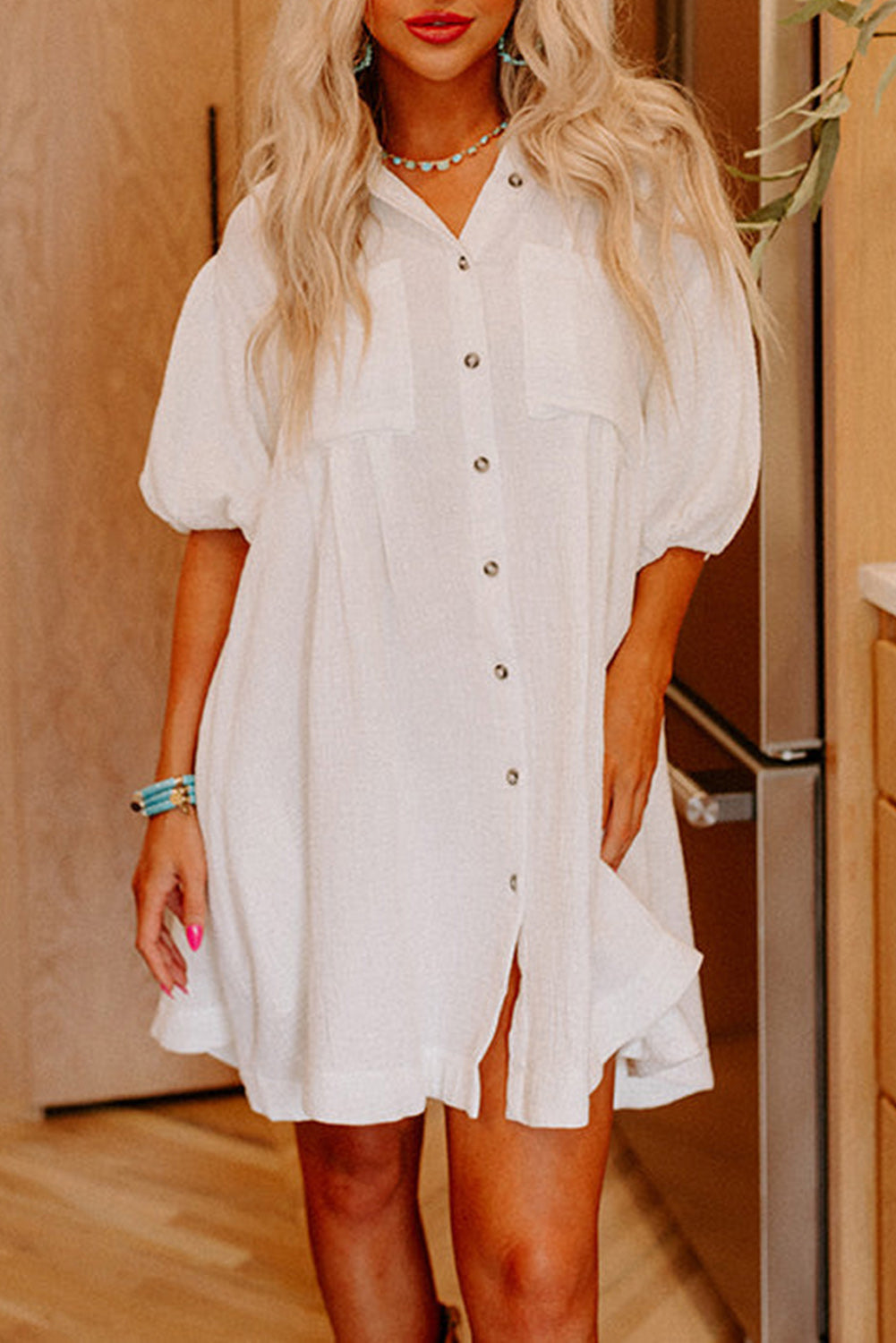 Witte mini-jurk met knoopsluiting en halve pofmouwen - PrizQ
