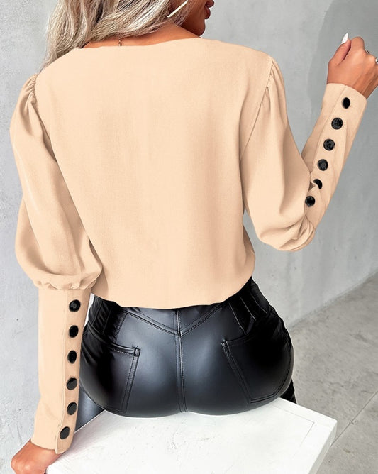 Modieuze V-hals blouse met lange mouwen en knoopdetails - PrizQ